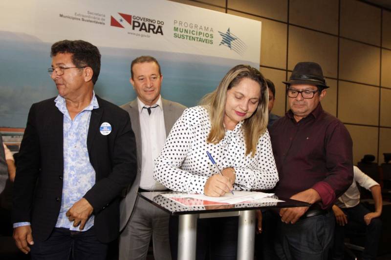 O primeiro dia do Fórum Permanente de Prefeitas e Prefeitos dos Municípios Sustentáveis contou com a participação de 85 prefeitos , 17 vices e 21 secretários municipais dos 141 municípios manifestaram interesse em adotar as diretrizes do programa. Para o governador Simão Jatene, esta grande participação simboliza a união de agentes públicos que colocaram os interesses coletivos acima dos interesses individuais para construir um estado melhor para todos. Com o tema “Gestão Compartilhada”, o evento traz as experiências e os desdobramentos das agendas governamentais que foram planejadas em parceria com as gestões municipais. Através da Secretaria Extraordinária de Municípios Sustentáveis (Semsu) Governo do Pará, por meio da Semsu, investe na capacitação dos municípios para a promoção de uma gestão fiscal eficiente. Para Izabela Jatene, este primeiro dia serviu para sinalizar o quanto os gestores estão preocupados com o equilíbrio da questão fiscal dos municípios e em desenvolver uma governança compartilhada para desenvolver seus municípios.
FOTO: CRISTINO MARTINS / AG. PARÁ
DATA: 07.02.2018
BELÉM - PARÁ <div class='credito_fotos'>Foto: Cristino Martins/Ag. Pará | <a href='/midias/2018/originais/b4363be3-4de7-40b1-839b-fd45cc9ca3eb.jpg' download><i class='fa-solid fa-download'></i> Download</a></div>