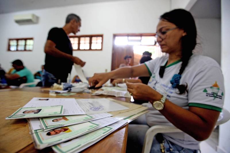 “Perdi todos os documentos na chuva, assim como quase tudo de dentro da casa. Poder tirar os documentos hoje, menos de uma semana depois do desastre e tudo de graça, é bom, chegou na hora certa e vai ajudar muita gente mesmo”. A fala é Adriano Pinheiro, morador do bairro Angelim, um dos 15 afetados pela forte enxurrada que alagou 40% do município de Paragominas, no nordeste paraense, na semana passada. Ele se soma a outras centenas de pessoas que estiveram nesta terça-feira (17), na Escola Municipal Anésia da Costa Chaves, primeiro local da Caravana do ProPaz no município (foto). Semelhante as demais ações do ProPaz Cidadania, o programa está viabilizando no município a emissão de 2ª via de Certidão de Nascimento, Registro Geral (RG), 2ª via de CPF, carteira social (mudança de gênero), fotos para os documentos e a carteira do ID Jovem, que possibilita a jovens de 15 a 29 anos, diversos benefícios, entre eles, meia passagem em trajetos interestaduais.
FOTO: SIDNEY OLIVEIRA / AG. PARÁ
DATA: 17.04.2018
PARAGOMINAS - PARÁ
<div class='credito_fotos'>Foto: Sidney Oliveira/Ag. Pará | <a href='/midias/2018/originais/b43b3a1d-89da-4851-bfcd-f46a6661d830.jpg' download><i class='fa-solid fa-download'></i> Download</a></div>