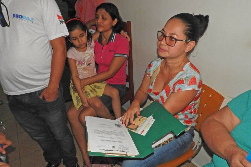 Começou nesta segunda-feira (19) e segue até o dia 21, no município de Augusto Corrêa, na Região do Salgado, as ações do Pro Paz Cidadania. Os atendimentos à população ocorreram em dois dias, simultaneamente, no Centro de Nazaré e no Instituto Casa da Fraternidade, no bairro Nazaré. Os moradores da cidade puderam solicitar a emissão de registro geral (RG), CPF, Certidão de Nascimento (1ª e 2ª via), Identidade Jovem (Id jovem) e Identidade de Nome Social, assim como aconselhamento jurídico. A maior procura é por RG e Certidão de Nascimento, justamente um dos focos da caravana que é reduzir os sub-registros. Na foto, a professora Michele Leandro (d).
FOTO: CARLOS SODRÉ / AG. PARÁ
DATA: 19.03.2018
AUGUSTO CORRÊA - PARÁ <div class='credito_fotos'>Foto: Carlos Sodré/Agência Pará | <a href='/midias/2018/originais/b4425d5b-fb38-44bd-9713-9b2ee8860959.jpg' download><i class='fa-solid fa-download'></i> Download</a></div>