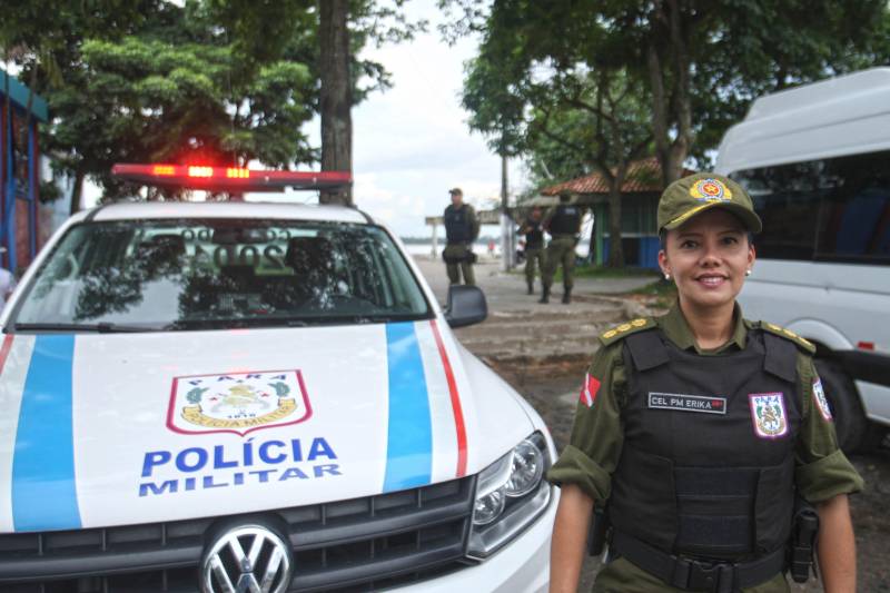 Belém possui mais de trinta ilhas, entre elas, algumas bastante povoadas como Mosqueiro, Caratateua, Cotijuba, e Combu. Agora estas ilhas passarão a contar com o Batalhão de Policiamento das Ilhas, criado pela Polícia Militar do Pará para atender à população desses lugares. Outra novidade, é que pela primeira vez um batalhão da Região Metropolitana de Belém terá à frente do comando uma mulher, a coronel Érika Natalie Duarte, na PM Pará há 26 anos.
FOTO: IGOR BRANDÃO / AG. PARÁ
DATA: 08.03.2018
BELÉM - PARÁ <div class='credito_fotos'>Foto: IGOR BRANDÃO / AG. PARÁ | <a href='/midias/2018/originais/b446b07c-a736-493d-b272-848b23a0ed81.jpg' download><i class='fa-solid fa-download'></i> Download</a></div>