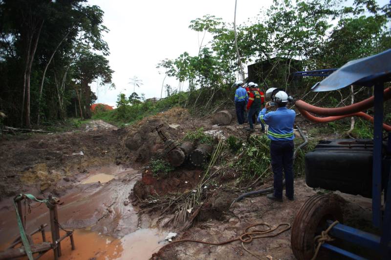 Iniciou neste sábado, 24, o prazo que o Governo do Estado deu para que a empresa de alumínio Hydro Alunorte adote procedimentos e mecanismos seguros ambientalmente, a fim de que as bacias de resíduos da empresa baixem os níveis em pelo menos um metro – o que é definido tecnicamente como padrão de segurança com comprovação permanente da redução e manutenção dos níveis. Uma equipe de fiscalização da Secretaria de Estado de Meio Ambiente e Sustentabilidade (Semas) está no município para fazer o monitoramento dos níveis das bacias do sistema de tratamento dos rejeitos da Bauxita. "Vamos montar equipes para, de duas em duas horas, avaliar o nível das bacias. Em caso de chuva o monitoramento será feito de uma em uma hora", explicou Rejiane Santos, geóloga da Diretoria de Licenciamento Ambiental da Semas.
FOTO: IGOR BRANDÃO / AG PARÁ
DATA: 24.02.2018
BELÉM - PARÁ
<div class='credito_fotos'>Foto: IGOR BRANDÃO / AG. PARÁ | <a href='/midias/2018/originais/b44aee18-52f8-4b7e-b72f-3542980ee308.jpg' download><i class='fa-solid fa-download'></i> Download</a></div>