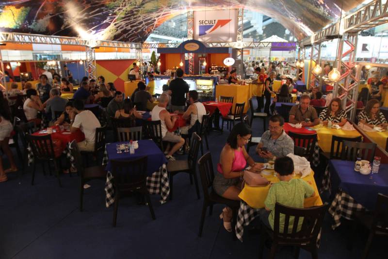 Corredores do Hangar Centro de Convenções durante a XXII Feira Pan-Amazônica do Livro, que começou neste sábado (2), em Belém. Um grande público compareceu ao segundo dia da feira, aproveitando as atrações culturais e as exposições nos estandes de livros na tarde de domingo.
FOTO: CRISTINO MARTINS / AG. PARÁ
DATA: 03.06.2018
BELÉM - PARÁ <div class='credito_fotos'>Foto: Cristino Martins/Ag. Pará | <a href='/midias/2018/originais/b44f3d37-1771-4b78-b480-a7d59c841e47.jpg' download><i class='fa-solid fa-download'></i> Download</a></div>