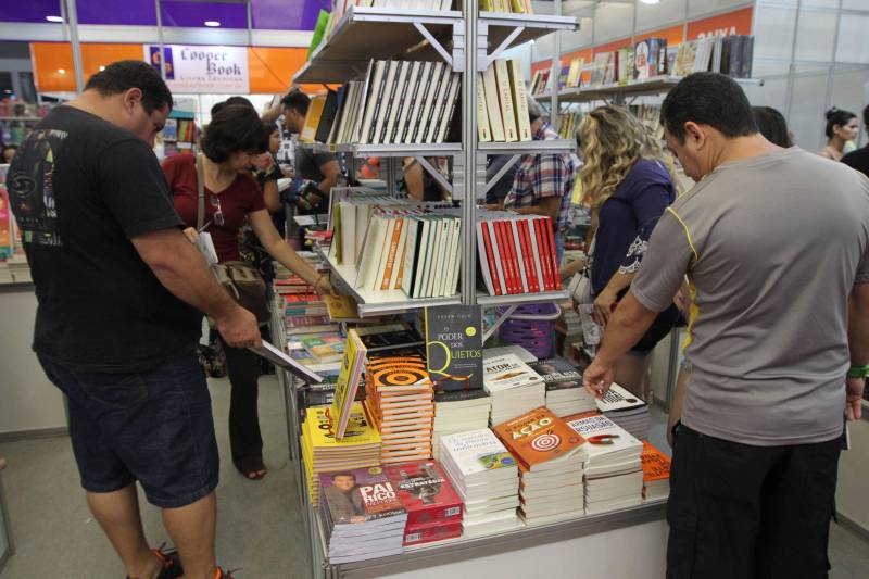 Corredores do Hangar Centro de Convenções durante a XXII Feira Pan-Amazônica do Livro, que começou neste sábado (2), em Belém. Um grande público compareceu ao segundo dia da feira, aproveitando as atrações culturais e as exposições nos estandes de livros na tarde de domingo.
FOTO: CRISTINO MARTINS / AG. PARÁ
DATA: 03.06.2018
BELÉM - PARÁ <div class='credito_fotos'>Foto: Cristino Martins/Ag. Pará | <a href='/midias/2018/originais/b457a2cb-d28a-4f5c-b261-2247b56f3c67.jpg' download><i class='fa-solid fa-download'></i> Download</a></div>