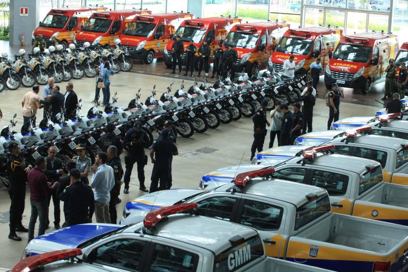 Com a entrega de mais 359 veículos, somente esta semana, o Governo do Pará reforçou a atuação da área de segurança pública em todo o Estado. Todos os veículos auxiliarão no combate a criminalidade e a manutenção da segurança em todo o território paraense. Boa parte desses veículos foi destinada diretamente para as guardas municipais, numa ação integrada com as Prefeituras, por meio da Secretaria de Segurança Pública e Defesa Social (Segup) com articulação da Secretaria de Municípios Sustentáveis, que define em conjunto com os municípios, a agenda de prioridades. A última etapa da entrega ocorreu nesta quinta-feira (5), no Hangar – Centro de Convenções da Amazônia.
FOTO: RODOLFO OLIVEIRA / AG. PARÁ
DATA: 05.07.2018
BELÉM - PARÁ <div class='credito_fotos'>Foto: Rodolfo Oliveira/Ag. Pará | <a href='/midias/2018/originais/b45aebd5-96e6-4258-9679-227d4cb245a5.jpg' download><i class='fa-solid fa-download'></i> Download</a></div>