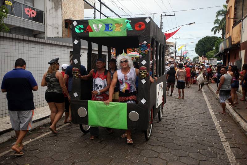 O professor Júlio Leal Gomes é natural de Vigia de Nazaré, no nordeste paraense, terra conhecida pela hospitalidade, principalmente em época festiva. Mantendo a tradição, no Carnaval Júlio e seus irmãos abrem a casa da família para amigos e outros parentes. Neste ano, o imóvel de quatro cômodos abrigou mais de 50 pessoas. Vigia tem um dos maiores e mais tradicionais carnavais do Pará. Nesta época do ano, a população do município, de 51.173 habitantes (Censo/IBGE), triplica com a chegada de brincantes oriundos de todo o Brasil, e os vigienses – igual coração de mãe - acolhem essa multidão. A estimativa é a cidade receber mais de 300 mil pessoas neste Carnaval.
FOTO: IGOR BRANDÃO / AG PARÁ
DATA: 13.02.2018
VIGIA - PARÁ <div class='credito_fotos'>Foto: IGOR BRANDÃO / AG. PARÁ | <a href='/midias/2018/originais/b46cab7d-83f8-4992-b11b-a8f733d49698.jpg' download><i class='fa-solid fa-download'></i> Download</a></div>