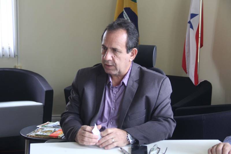 A Secretaria de Estado de Turismo (Setur) garantiu apoio ao 5º Festival Comidinha de Praia, que será realizado de 06 a 8 de julho no município de Salinópolis (nordeste o Pará), no polo turístico Amazônia Atlântica, que corresponde à faixa litorânea do Estado banhada pelo Oceano Atlântico, e ainda as regiões do Caeté e Salgado. O polo Amazônia Atlântica é conhecido pela beleza de suas praias, cultura e pelos sabores típicos. Na manhã desta terça-feira (5) foi assinado o termo de fomento entre a Setur e a Rede de Desenvolvimento Sustentabilidade e Turística da Amazônia Atlântica (Redestur), instituição realizadora do festival. “Essa assinatura é uma prova inequívoca dos nossos compromissos com a atividade turística aqui na Setur, e de promoção da gastronomia como um dos atrativos do Estado. O objetivo é o alcance de um turismo mais dinâmico e com retorno mais satisfatório”, ressaltou o secretário de Estado de Turismo, Ciro Góes (foto).

FOTO: ISRAEL PEGADO / ASCOM SETUR
DATA: 05.06.2018
BELÉM - PARÁ <div class='credito_fotos'>Foto: ISRAEL PEGADO / ASCOM SETUR   |   <a href='/midias/2018/originais/b470e9d1-1a1d-4687-ba86-2e948d76a69f.jpg' download><i class='fa-solid fa-download'></i> Download</a></div>