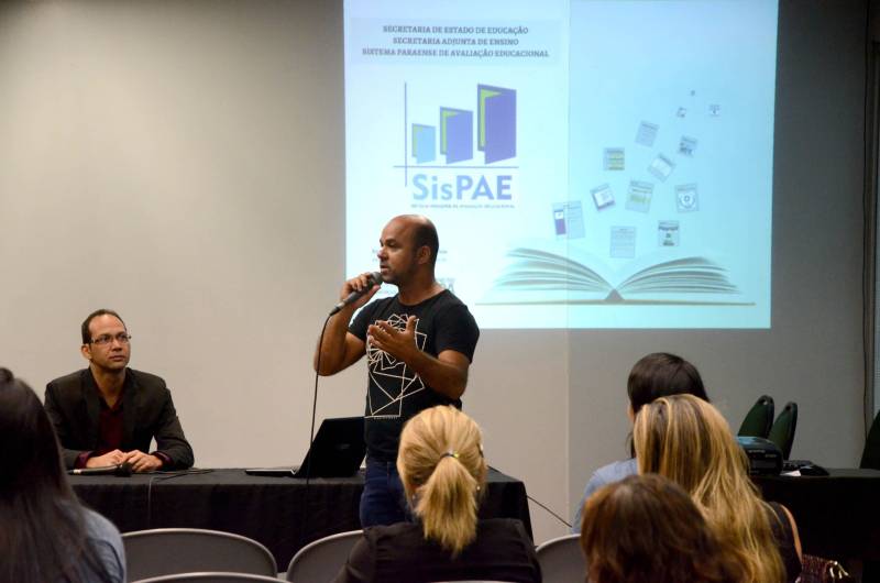 A Secretaria de  Educação Estado do Pará (Seduc), promoveu, nesta sexta-feira, 8, no Hangar, em Belém, palestra para esclarecer a funcionalidade do Sistema Paraense de Avaliação (Sispae), política pública de Avaliação em Larga Escala, que tem como objetivo promover a melhoria da qualidade do ensino nas escolas públicas. A palestra, ministrada pelo coordenador Estadual do sispae, Evandro Paiva, foi parte integrante da 22ª Feira do Livro, que ocorrera até este domingo, 10. O coordenador  do Sispae esclareceu o público, a maior parte professores,  sobre os objetivos, características e o uso de resultados da avaliação, que será realizada  nos dias 24 e 25 de outubro deste ano. "Este ano teremos uma adesão de 4.088 escolas, destas 3.234 municipais e 837 estaduais e ainda 8 privadas, contabilizando 545.681 estudantes avaliados ", disse. Na foto, o professor Alex Moreno.

FOTO: FERNANDO NOBRE / ASCOM SEDUC
DATA: 08.06.2018
BELÉM - PARÁ <div class='credito_fotos'>Foto: FERNANDO NOBRE/ASCOM SEDUC   |   <a href='/midias/2018/originais/b471533d-de1f-4215-95da-e6a247162a8d.jpg' download><i class='fa-solid fa-download'></i> Download</a></div>