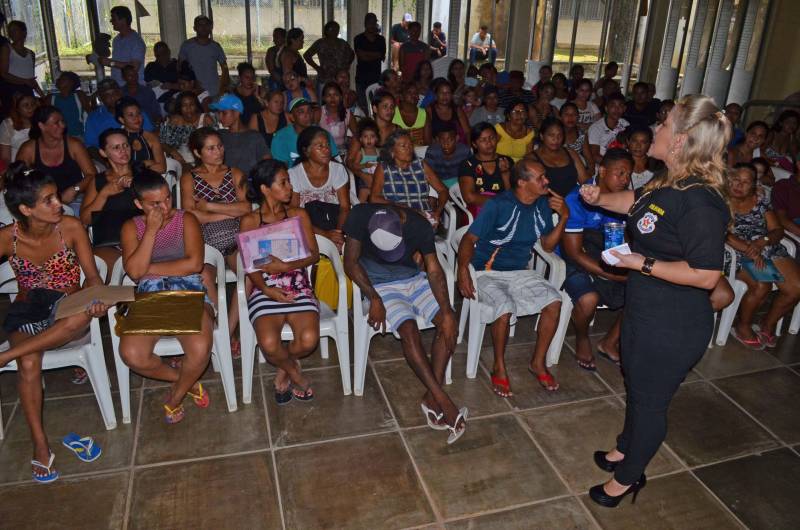 "Acho que ele vai vigiar quem fica fazendo coisa errada, como roubar, por exemplo". A fala de curiosidade é do estudante Isaac Souza, 10 anos. Ele se referia ao drone apresentado na manhã desta sexta-feira (27) aos alunos da Escola Estadual de Ensino Fundamental e Médio Ruy Paranatinga Barata, localizado no bairro Maracangalha, onde ocorreu à ação "Prevenção é Segurança". A iniciativa promovida pela Secretaria de Estado de Segurança Pública e Defesa Social (Segup) com o objetivo de apresentar equipamentos de segurança, assim como divulgar os diversos serviços de prevenção voltados as ações de combate à criminalidade. Na foto, a diretora de Prevenção Social da Violência e da Criminalidade, delegada Silvia Rêgo.
FOTO: ELIELSON MODESTO / ASCOM SEGUP
DATA: 27.04.2018
BELÉM - PARÁ <div class='credito_fotos'>Foto: Elielson Modesto / Ascom Segup | <a href='/midias/2018/originais/b47bae6e-b297-4a88-a742-385316113003.jpg' download><i class='fa-solid fa-download'></i> Download</a></div>