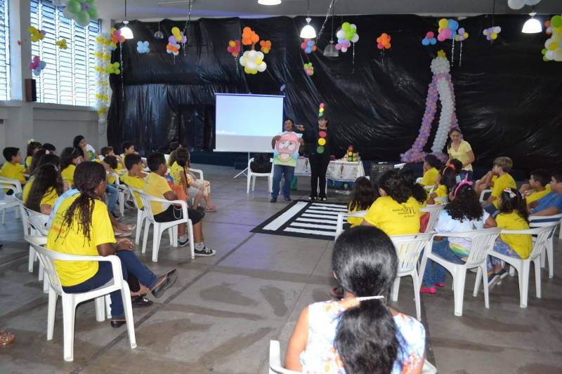 Agentes de educação do Departamento de Trânsito do Estado do Pará (Detran) realizaram ações lúdicas para 40 crianças atendidas (foto) pela Pastoral da Catequese da Basílica de Nazaré, em Belém. Palestras, brincadeiras de mágica, demonstrações didáticas de como atravessar na faixa de pedestre, entre outras atividades, foram apresentadas pela equipe no Centro Social, localizado próximo à Basílica Santuário de Nazaré.
A ação foi um pedido das Obras Sociais da Paróquia de Nazaré (Ospan). As crianças atendidas, entre 7 e 12 anos, assistiram a vídeos educativos sobre trânsito e esclareceram dúvidas sobre o que deve, e o que não pode, ser feito no trânsito.
FOTO: ASCOM / DETRAN
DATA: 26.10.2018
BELÉM - PARÁ <div class='credito_fotos'>Foto: ASCOM DETRAN | <a href='/midias/2018/originais/b47ed47f-d044-4cfa-aa03-f3d5fb28b0a7.jpg' download><i class='fa-solid fa-download'></i> Download</a></div>
