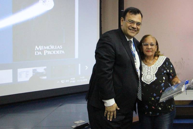 O trabalho desenvolvido ao longo de 65 anos de existência pela Empresa de Tecnologia da Informação e Comunicação do Estado do Pará (Prodepa) foi reunido no livro “Memórias da Prodepa”, lançado nesta terça-feira (11) no auditório da Prodepa, com as presenças de servidores do órgão, do presidente Theo Pires e dos diretores. Na foto, o presidente da prodepa, Theo Pires (e), entrega o livro à funcionária mais antiga da instituição, Maria de Fátima Pinheiro Souza (d)

FOTO: ASCOM / PRODEPA
DATA: 11.12.2018
BELÉM - PARÁ <div class='credito_fotos'>Foto: Ascom Prodepa   |   <a href='/midias/2018/originais/b4850247-f5c1-4dd7-a85b-5bea95897fc2.jpg' download><i class='fa-solid fa-download'></i> Download</a></div>