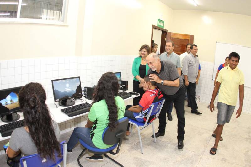Um painel, no pátio da Escola Estadual de Ensino Médio Ruth Guimarães Ferreira, no distrito de Murinim, em Benevides, mostra 16 alunos da unidade aprovados nos últimos vestibulares. Desses, 12 irão estudar na Universidade Federal do Pará (UFPA). São os primeiros resultados de um processo que começou há nove meses, quando a escola entrou em reforma e ampliação. A nova “Ruth Guimarães Ferreira” foi entregue oficialmente nesta segunda-feira, 26, pelo governador Simão Jatene. Reformada e ampliada, a escola tem agora seis salas de aula; quatro laboratórios (multiuso, multidisciplinar, informática e de leitura); cozinha; refeitório e dispensa; quadra poliesportiva, vestiários feminino e masculino; área de convivência; sala para Atendimento Educacional Especializado (AEE) e acessos para pessoas com deficiência. Espaços de sobra para seus 892 alunos, distribuídos em três turnos do Ensino Médio. A obra custou R$ 2,446 milhões.
FOTO: CRISTINO MARTINS / AG. PARÁ
DATA: 26.03.2018
BENEVIDES - PARÁ <div class='credito_fotos'>Foto: Cristino Martins/Ag. Pará | <a href='/midias/2018/originais/b48756dd-c417-40c1-a342-3a5211060adc.jpg' download><i class='fa-solid fa-download'></i> Download</a></div>