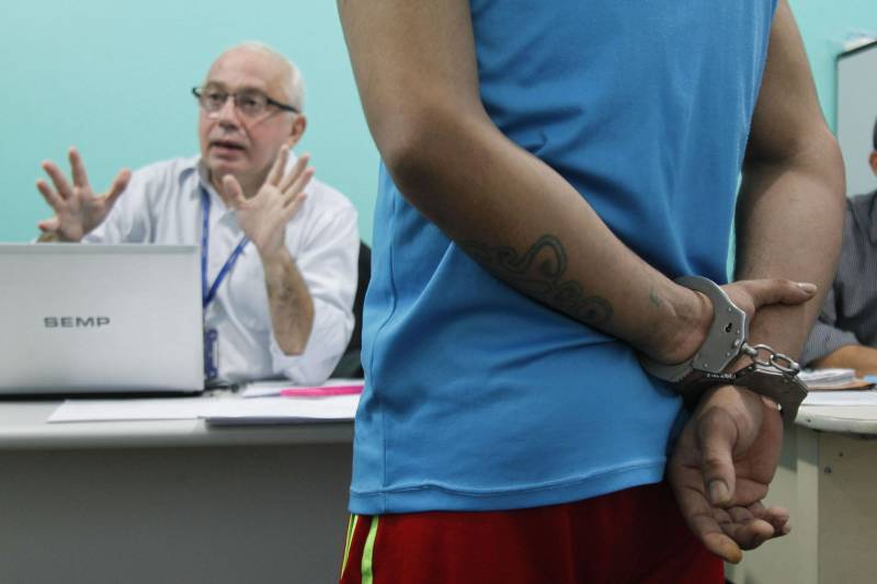 Mais de 170 presos custodiados no Centro de Recuperação Regional de Mocajuba (CRRMOC), localizado na região do Baixo Tocantins, começaram a receber, nesta quarta-feira (28), atendimento técnico-jurídico na unidade prisional. A ação é uma iniciativa da Diretoria de Execução Criminal (DEC), da Superintendência do Sistema Penitenciário do Estado (Susipe), e começou na terça-feira, 27, e irá até esta quinta-feira (01.03). O objetivo é atender a demanda de processos dos internos e fazer a atualização do Levantamento Nacional de Informações Penitenciárias (Infopen).
FOTO: AKIRA ONUMA / ASCOM SUSIPE
DATA: 28.02.2018
BELÉM - PARÁ
<div class='credito_fotos'>Foto: Akira Onuma / Ascom Susipe | <a href='/midias/2018/originais/b48ce6be-009a-4a34-bb7e-4f845ab05879.jpg' download><i class='fa-solid fa-download'></i> Download</a></div>