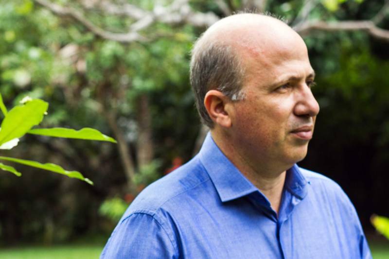 O dia começa cedo para a família do agricultor Adilson dos Santos, 33 anos. Produtores de mandioca da comunidade quilombola Boa Vista do Itá, de Santa Izabel do Pará, região metropolitana de Belém, eles são o retrato de uma tradição que vem se perpetuando por gerações e garantindo na mesa dos paraenses o produto que é a base alimentar do Estado. Do plantio ao beneficiamento, o lavrador herdou do pai a cultura que hoje é a principal fonte de renda da vila, onde vivem cerca de 50 famílias. No Pará, 96% da mandioca produzida vem da agricultura familiar. “Mandioca é pop, mandioca é tudo”, brinca Adilson. Ele está certo. Os produtos derivados da planta são diversos e ajudam a compor alguns dos pratos típicos mais conhecidos da região. Quase onipresente na mesa do paraense, a farinha é, muitas vezes, o alimento principal, nos sete dias da semana. Mas para chegar até as nossas casas, é preciso muito esforço e dedicação, aliado ao emprego de pesquisa e investimentos cada vez maiores do poder público. O conhecimento empírico do homem do campo hoje recebe o apoio de novas tecnologias e técnicas de plantio, que resultam em mais qualidade e produtividade. Na foto, o secretário adjunto da Secretaria de Estado de Desenvolvimento Agropecuário e da Pesca (Sedap), Afif Jawabri.
FOTO: ASCOM / SEDAP
DATA: 25.02.2018
BELÉM - PARÁ
<div class='credito_fotos'>Foto: Ascom Sedap | <a href='/midias/2018/originais/b49389ca-1e59-44eb-bb51-067378c5fbf6.jpg' download><i class='fa-solid fa-download'></i> Download</a></div>