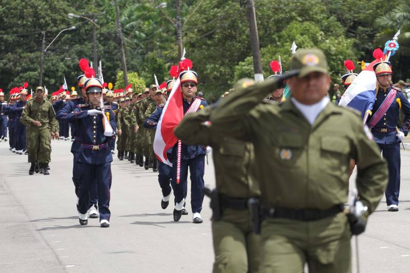 A cerimônia pelo Dia de Tiradentes, patrono das polícias militares do Brasil, este ano, no Pará, teve um toque especial. Na manhã desta quinta-feira, 20, no Comando Geral da Polícia Militar do Estado, foram oficializadas as promoções de 539 policiais e entregues 170 novos veículos para a corporação. O governador Simão Jatene participou da cerimônia. A frota vai ajudar no combate à criminalidade na região metropolitana de Belém e interior do estado. Dos 170 veículos entregues para reforçar o policiamento, 60 são motocicletas, 60 viaturas modelo Palio Weekend com cela e 50 Pick-ups, com cela, todos em regime de locação, que serão somados à frota. Serão investidos mensalmente 4 milhões de reais. As 539 promoções beneficiam policiais militares da capital e do interior do estado, sendo 462 praças e 77 oficiais. “Eu me sinto lisonjeada e quero chegar à capitã”, disse Rejane Santa Brígida Miranda, promovida de soldado a cabo. “Fico feliz também por termos um plano seguro, de carreira e me sinto prestigiada na carreira que escolhi”, completou Rejane.
FOTO: CRISTINO MARTINS / AG PARÁ
DATA:20.04.2018
BELÉM - PARÁ <div class='credito_fotos'>Foto: Cristino Martins/Ag. Pará | <a href='/midias/2018/originais/b4946bf2-0451-4cfe-9fa9-84df4deb5b9b.jpg' download><i class='fa-solid fa-download'></i> Download</a></div>