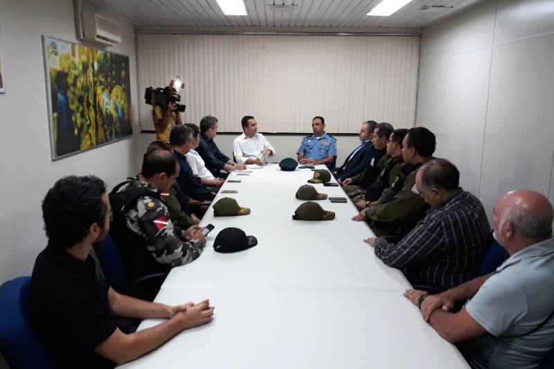 Hilton Benigno participou nesta terça-feira (24) de reunião, no Centro Regional de Governo do Baixo Amazonas, com a presença do secretário regional Olavo das Neves; do coordenador da área de Segurança, delegado Gilberto Aguiar; do delegado Rilmar Firmino; do comandante do CPR-1, coronel Heldson Tomaso; dos comandantes do 3º e 35º BPM, tenente-coronel Aldemar Maués; da tenente-coronel Cintia Raquel Cardoso; do superintendente da Polícia Civil no Baixo Amazonas, delegado Nelson Silva; do vereador Ney Santana e demais representantes da área de segurança.
FOTO: SAMUEL ALVARENGA / SECOM
DATA: 24.04.2018
SANTARÉM - PARÁ <div class='credito_fotos'>Foto: Samuel Alvarenga / Secom | <a href='/midias/2018/originais/b49a20a9-f2b2-41ff-8bbd-41efbd38e041.jpg' download><i class='fa-solid fa-download'></i> Download</a></div>