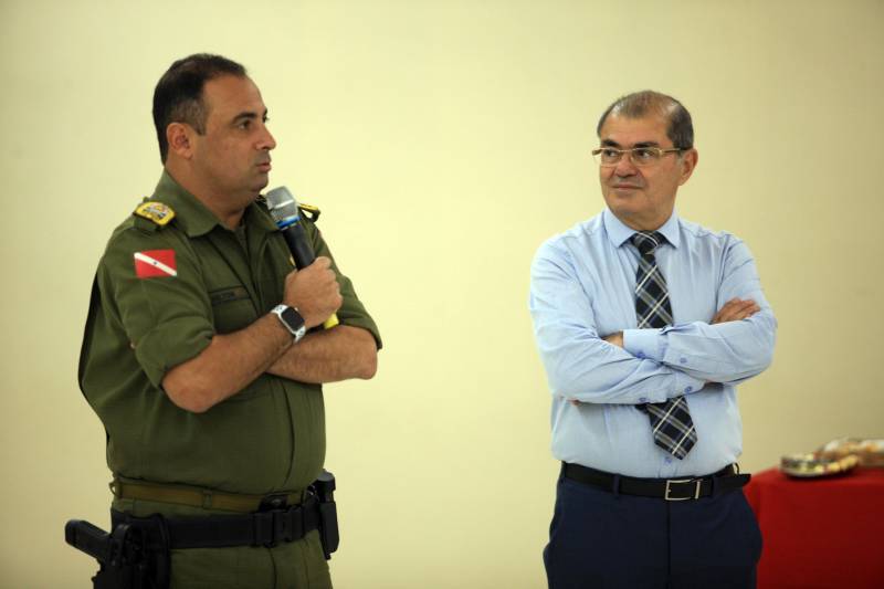 O governador Simão Jatene foi homenageado nesta sexta-feira, 14, com um café da manhã no Quartel do Corpo de Bombeiros Militar do Pará. A homenagem foi feita pela cúpula da Segurança Pública do Estado. Na foto, o comandante-geral da Polícia Militar do Estado, Hilton Benigno. 

FOTO: MÁCIO FERREIRA / AG. PARÁ
DATA: 14.12.2018
BELÉM - PARÁ <div class='credito_fotos'>Foto: MÁCIO FERREIRA/ AG. PARÁ   |   <a href='/midias/2018/originais/b4a27bbb-9a4b-412f-bf21-623a0770a6d0.jpg' download><i class='fa-solid fa-download'></i> Download</a></div>