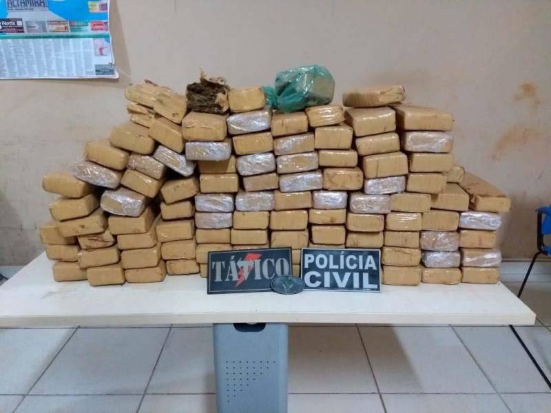 Mais de 98 quilos de drogas foram apreendidos por policiais civis e militares nesta quinta-feira (14), durante a Operação Nix, realizada em Altamira, município do oeste paraense. É uma das maiores apreensões de drogas no Pará, neste primeiro semestre do ano. O material foi encontrado em duas casas, localizadas na Rua Isaac Barbosa, no Bairro Brasília, e na Rua E do Bairro Jatobá. Elenilce Cavalcante Gomes, André do Socorro Ferreira de Almeida e Rafael Santos da Silva foram presos em flagrante durante a operação, que envolveu agentes da Polícia Civil e Serviço Velado da PM, com apoio do Grupo Tático Operacional da Polícia Militar. Foram apreendidos 113 tabletes de maconha (foto), com valor estimado em R$ 180 mil. Do total apreendido, mais de 15 kg estavam em poder de Elenice Gomes, e mais de 83 kg com Rafael da Silva.
FOTO: ASCOM / POLÍCIA CIVIL
DATA: 14.06.2018
ALTAMIRA - PARÁ <div class='credito_fotos'>Foto: Ascom / Polícia Civil | <a href='/midias/2018/originais/b4a33e5b-f479-4faa-878c-7d7fafc9dcca.jpg' download><i class='fa-solid fa-download'></i> Download</a></div>
