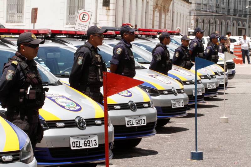 Doze carros e nove motocicletas passam a reforçar a segurança na capital paraense. As viaturas foram entregues à Guarda Municipal em cerimônia em frente ao prédio da Prefeitura de Belém, nesta terça-feira (20). O valor do investimento foi de R$ 1.652.277,05. Viabilizado por meio de emendas parlamentares, o recurso foi destinado à Secretaria de Estado de Segurança Pública e Defesa Social (Segup) e repassado ao fundo municipal. O prefeito de Belém, Zenaldo Coutinho, e o secretário adjunto de Gestão Administrativa da Segup, Cláudio Lima, entre outras autoridades.
FOTO: OSWALDO FORTE / COMUS
DATA: 20.03.2018
BELÉM - PARÁ <div class='credito_fotos'>Foto: OSWALDO FORTE/ COMUS | <a href='/midias/2018/originais/b4aa46f2-5f12-438c-8a99-c16922cffe46.jpg' download><i class='fa-solid fa-download'></i> Download</a></div>
