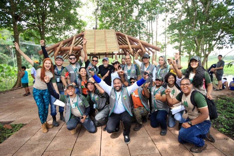 Uma reabertura feita a milhares de mãos. A fita inaugural colocada no inicio da trilha principal do Parque do Utinga foi rompida por mais de cinco mil pessoas ansiosas pelo inicio da caminhada, marcando o segundo dia da programação de reabertura do mais novo espaço paraense de lazer e interatividade com a natureza.
FOTO: MÁCIO FERREIRA / AG. PARÁ
DATA: 17.03.2018
BELÉM - PARÁ <div class='credito_fotos'>Foto: MÁCIO FERREIRA/ AG. PARÁ | <a href='/midias/2018/originais/b4b50437-0bd9-4bea-b745-a86fccf1bf98.jpg' download><i class='fa-solid fa-download'></i> Download</a></div>