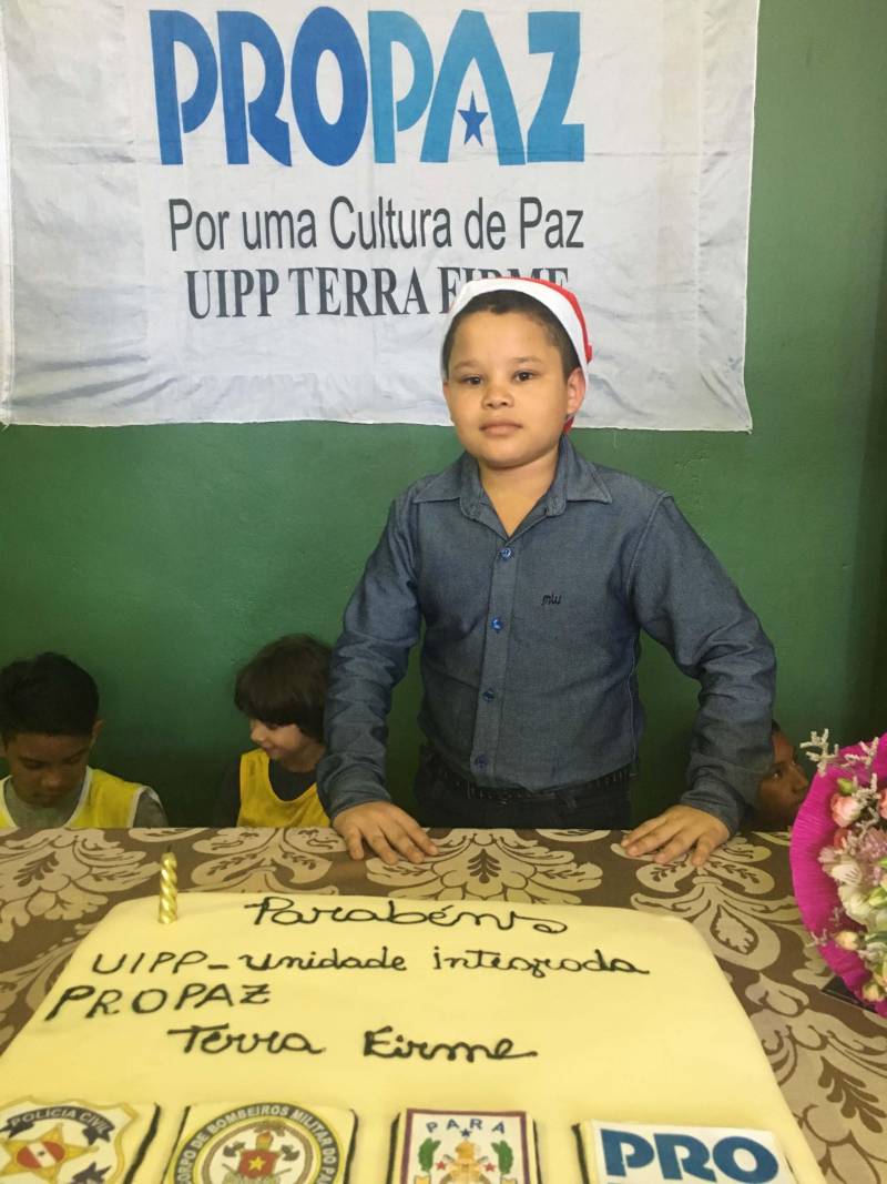 A parceria entre a comunidade da Terra Firme, em Belém, e a Unidade Integrada Pro Paz (UIPP) do bairro foi celebrada com muita festa na manhã desta segunda-feira (17), dia que a unidade completa 7 anos de existência. Desde 2011, quando foi inaugurada, a unidade tem sido referência no trabalho de policiamento comunitário e atividades de prevenção à violência e, por isso, o aniversário contou com homenagens, apresentações artísticas dos alunos e da comunidade e um clima de confraternização de final de ano. Na foto, Lucas de Jesus.

FOTO: ASCOM PROPAZ
DATA: 17.12.2018
BELÉM - PARÁ <div class='credito_fotos'>Foto: ASCOM PRO PAZ   |   <a href='/midias/2018/originais/b4b61f63-6aa2-4024-b960-8ab26f26624d.jpg' download><i class='fa-solid fa-download'></i> Download</a></div>