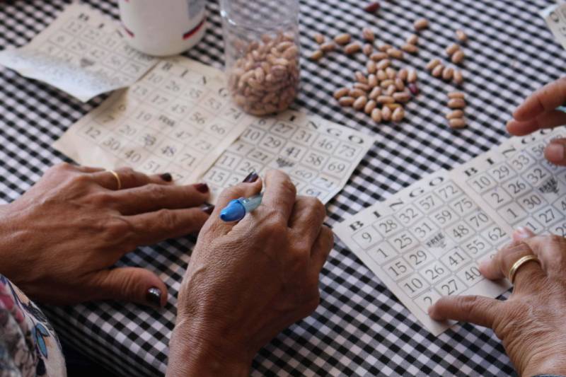 Cerca de 400 idosos, trajando as vestes típicas da época junina, participaram do 19º “Arraiá” (foto), que integra o Projeto Vida Ativa na Terceira Idade, nesta terça-feira (26), no Estádio Olímpico do Pará, o Mangueirão, em Belém. O momento mais esperado da festa foi o concurso de Miss Caipira 2018. Conceição Albuquerque, com o traje “Miss Copa do Mundo”, foi a vencedora desta edição. A festa junina contou com apresentação de quadrilhas de entidades de assistência à pessoa idosa e muitas brincadeiras da quadra junina, além da cantora Suanny Batidão. Com a roupa nas cores verde e amarela, Conceição Albuquerque, candidata do núcleo do projeto que funciona na Tuna Luso Brasileira, apostou na junção do tema junino com a mais importante competição de futebol – a Copa do Mundo, na Rússia. A ganhadora participou ao lado de cinco candidatas e conquistou os jurados, que avaliaram coreografia, simpatia e traje. Emocionada, a vencedora recebeu a faixa das mãos de Marlene da Silva, a miss de 2017.
FOTO: ADRIANA PINTO / ASCOM SEEL
DATA: 26.06.2018
BELÉM - PARÁ <div class='credito_fotos'>Foto: ADRIANA PINTO / ASCOM SEEL | <a href='/midias/2018/originais/b4b952a3-37c8-4273-bfa6-2b10aa720a3f.jpg' download><i class='fa-solid fa-download'></i> Download</a></div>