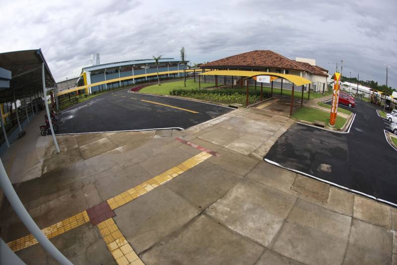 Um espaço moderno, com atendimento de alta qualidade. Assim é o Centro Integrado de Inclusão e Reabilitação (CIIR), inaugurado pelo Governo do Estado na tarde desta quarta-feira (30). O centro integra vários serviços em um único local. Da assistência médica, odontológica, passando pela reabilitação, capacitação, oficinas para produção de próteses e serviço de apoio e diagnósticos em crianças, jovens e adultos com deficiência no Estado do Pará. Localizado na rodovia Arthur Bernardes, em Belém, às margens da Baía do Guajará, o Centro Integrado é o primeiro na região Norte e fica em uma área total de mais de 40 mil metros quadrados. A obra foi iniciada em março de 2014 e está orçada em mais de R$ 32 milhões, recursos do tesouro estadual. O CIIR faz parte das ações previstas pelo Governo do Estado ampliando os serviços já oferecidos pela Secretaria de Estado de Saúde Pública (Sespa). 

FOTO: ANTÔNIO SILVA / AG. PARÁ 
DATA: 23.05.2018 
BELÉM - PARÁ <div class='credito_fotos'>Foto: Antônio Silva/Ag. Pará   |   <a href='/midias/2018/originais/b4bab111-0548-4af9-a85c-3a43cabc7ee9.jpg' download><i class='fa-solid fa-download'></i> Download</a></div>