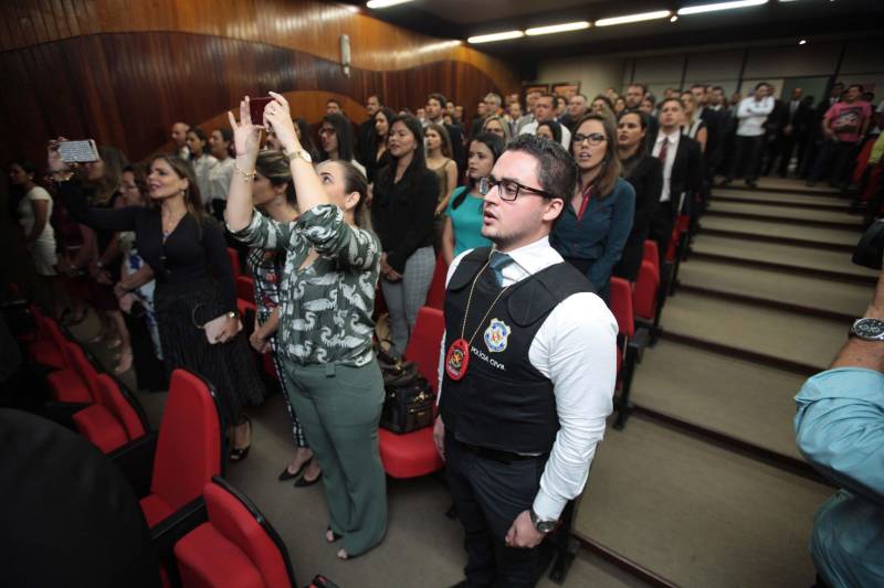 “Hoje finalizamos todas as etapas do concurso público, mas começamos uma outra, que é o trabalho efetivo dos novos policiais que irão reforçar a segurança pública em todo o Estado”, destacou o delegado geral da Polícia Civil, Rilmar Firmino, durante a posse dos 141 novos integrantes da corporação aprovados para o cargo de delegado. A cerimônia ocorreu na noite desta terça-feira (27), no auditório A da Delegacia-Geral, em Belém, e contou com a presença do governador Simão Jatene. O governador parabenizou a todos pela aprovação e pela escolha de um cargo público tão importante que é o de proteger a população. “Vocês não estão sozinhos. A responsabilidade é grande e os desafios são maiores ainda, mas estamos trabalhando para que, juntos, possamos fazer uma polícia melhor e assim prestar um melhor serviço à população”, disse Simão Jatene. Na foto, o delegado Diego Máximo do Prado (camisa branca), 22 anos.
FOTO: MÁCIO FERREIRA / AG. PARÁ
DATA: 27.03.2018
BELÉM - PARÁ <div class='credito_fotos'>Foto: MÁCIO FERREIRA/ AG. PARÁ | <a href='/midias/2018/originais/b4bc3673-2e89-432f-a268-02b591cccba6.jpg' download><i class='fa-solid fa-download'></i> Download</a></div>