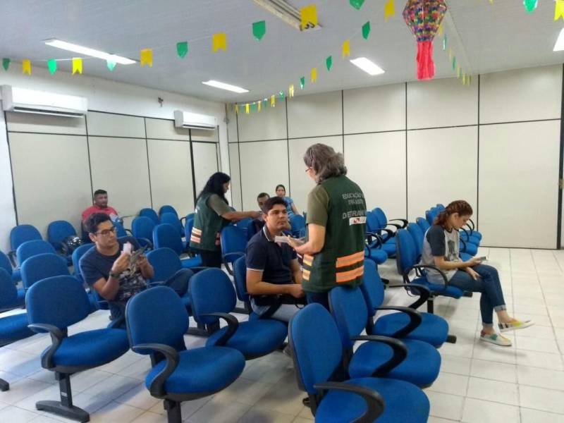 Para marcar o início da “Operação Verão 2018”, a Coordenadoria de Educação do Departamento de Trânsito do Estado (Detran) mobilizou nesta sexta-feira (29) suas equipes em quatro pontos de Belém, para levar informação a condutores e pedestres. Logo cedo, quem procurou a sede do órgão (foto), localizada na Avenida Augusto Montenegro, foi abordado por agentes que distribuíram material sobre educação no trânsito. Além do salão principal, os agentes atuaram em outros setores do Detran, como a vistoria veicular e a área de exames, locais de grande acesso do público. A ação se repetiu no Polo Pró Paz do Mangueirão (Estádio Olímpico do Pará) e na sede da Secretaria de Estado da Fazenda (Sefa), na Avenida Visconde de Souza Franco, das 8 às 12 h. No Shopping Bosque Grão-Pará, a ação começou às 12 h e se estenderá até às 18 h.
FOTO: ASCOM / DETRAN
DATA: 29.06.2018
BELÉM - PARÁ <div class='credito_fotos'>Foto: ASCOM DETRAN | <a href='/midias/2018/originais/b4c38166-a1f3-49d9-a255-129c42ee1875.jpg' download><i class='fa-solid fa-download'></i> Download</a></div>