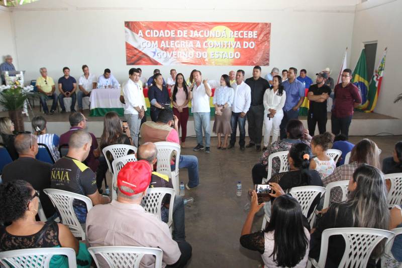 O município de Jacundá, no sudeste paraense, recebeu nesta sexta-feira (6) importantes investimentos em segurança e infraestrutura. O Governo do Estado repassou para o policiamento do município 5 viaturas e 2 veículos para o reforço das ações Departamento de Trânsito do Estado (Detran). Foi entregue ainda a ordem de serviço para a pavimentação asfáltica de cinco quilômetros de vias, na ordem de R$ 3 milhões. A cerimônia foi no salão paroquial da Igreja de Nossa Senhora do Perpetuo Socorro, conduzida pela secretária de Municípios Sustentáveis, Izabela Jatene, que representou o governador Simão Jatene, e contou com a participação de representantes de parlamentares, lideranças comunitárias, entre outras autoridades municipais. Na foto, o presidente da Alepa, deputado Márcio Miranda.
FOTO: CRISTINO MARTINS / AG. PARÁ
DATA: 06.07.2018
JACUNDÁ - PARÁ <div class='credito_fotos'>Foto: Cristino Martins/Ag. Pará | <a href='/midias/2018/originais/b4cd1c9a-b35d-48f1-a2df-f8a7cdcc322b.jpg' download><i class='fa-solid fa-download'></i> Download</a></div>