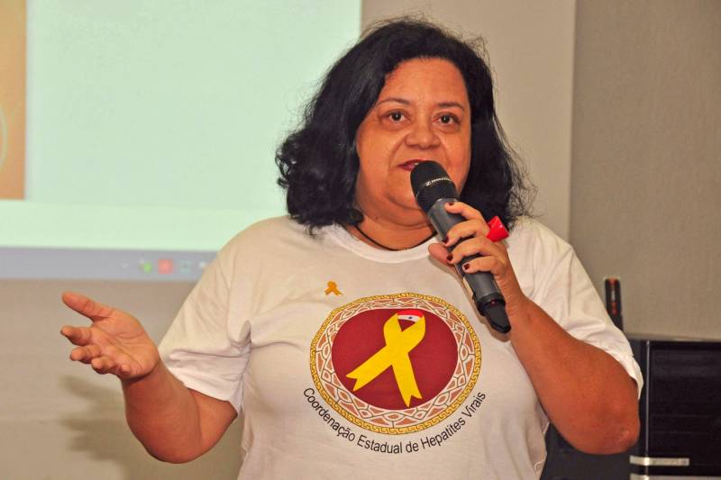 A partir desta segunda-feira, 07, técnicos da Coordenação Estadual de Hepatites Virais da Secretaria de Estado de Saúde Pública (Sespa) iniciarão um ciclo de testagens rápidas para detecção de hepatites B e C em meio às ações que acontecerão no Hospital do Exército, em Belém. A iniciativa já faz parte dos objetivos da campanha “Julho Amarelo”, cujo lançamento foi antecipado com o objetivo de atender a uma demanda crescente por testagens no Estado, visto que a Sespa recebeu um reforço de 80 mil testes rápidos do Ministério da Saúde para detecção dos tipos B e C da doença. A mobilização é alusiva ao 28 de julho, Dia Mundial de Luta Contra as Hepatites Virais. Para tanto, esse quantitativo de testes será usado em ações voltadas para a população com mais de 40 anos, incluindo vacinação contra a gripe, nos seguintes dias e locais, por enquanto só em Belém: 15 e 16 de maio, no Hospital da Aeronáutica; 21 e 22 de maio, no Hospital da Marinha; 24 e 25 de maio, na unidade governador José Malcher da Clínica Cynthia Charone e 30 de maio, na clínica de vacinação Prophylaxis. Na foto, Cisalpina Cantão, coordenadora estadual de Hepatites Virais.
FOTO: JOSÉ PANTOJA / ASCOM SESPA
DATA: 04.05.2018
BELÉM - PARÁ <div class='credito_fotos'>Foto: José Pantoja / Ascom Sespa | <a href='/midias/2018/originais/b4ce591c-792c-4692-8955-6c03e4cbafe7.jpg' download><i class='fa-solid fa-download'></i> Download</a></div>