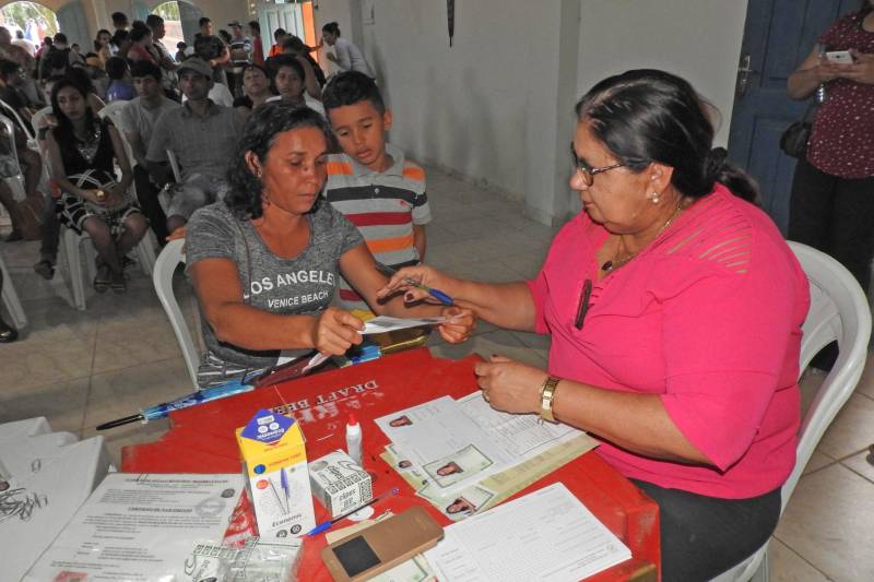 Começou nesta segunda-feira (19) e segue até o dia 21, no município de Augusto Corrêa, na Região do Salgado, as ações do Pro Paz Cidadania. Os atendimentos à população ocorreram em dois dias, simultaneamente, no Centro de Nazaré e no Instituto Casa da Fraternidade, no bairro Nazaré. Os moradores da cidade puderam solicitar a emissão de registro geral (RG), CPF, Certidão de Nascimento (1ª e 2ª via), Identidade Jovem (Id jovem) e Identidade de Nome Social, assim como aconselhamento jurídico. A maior procura é por RG e Certidão de Nascimento, justamente um dos focos da caravana que é reduzir os sub-registros.
FOTO: CARLOS SODRÉ / AG. PARÁ
DATA: 19.03.2018
AUGUSTO CORRÊA - PARÁ <div class='credito_fotos'>Foto: Carlos Sodré/Agência Pará | <a href='/midias/2018/originais/b4ce94d9-a87d-42fe-880a-62501c31996a.jpg' download><i class='fa-solid fa-download'></i> Download</a></div>