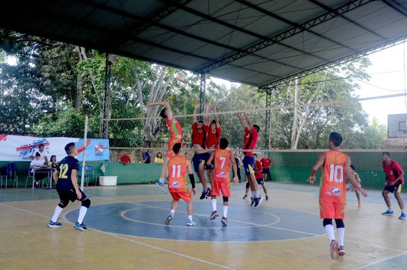 A etapa regional dos Jogos Estudantis Paraenses (Jeps), realizada de 16 a 19 de maio, no município de Igarapé-Açu, no nordeste do Estado, selecionou os times que vão disputar a etapa estadual, em junho, em Belém. Depois dos quatro dias de disputas, Castanhal foi apontada como a delegação que levará para a próxima etapa o maior número de times.
FOTO: RAI PONTES / ASCOM SEDUC
DATA: 20.05.2018
IGARAPÉ-AÇU - PARÁ <div class='credito_fotos'>Foto: Rai Pontes/Ascom Seduc | <a href='/midias/2018/originais/b4d3ac61-6a98-4cd6-a427-13952ee423d2.jpg' download><i class='fa-solid fa-download'></i> Download</a></div>