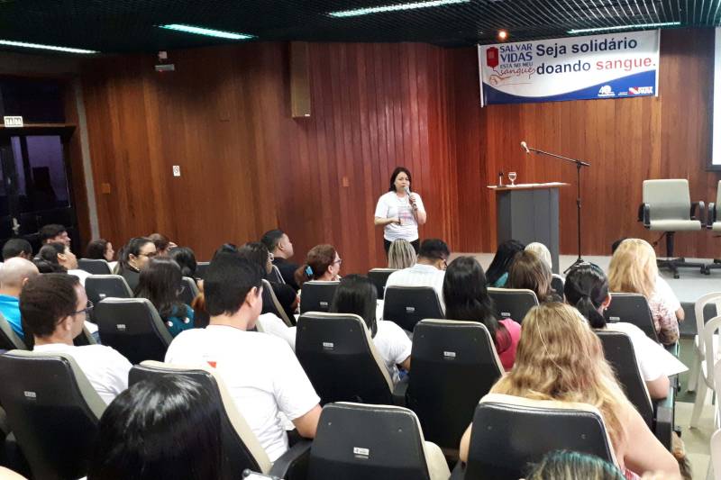“Ato Transfusional, sua prática é segura?”, pela enfermeira da Fundação Hemopa, Carla Durães (foto). 


FOTO: ASCOM HEMOPA
DATA: 27.11.2018
BELÉM - PARÁ <div class='credito_fotos'>Foto: Ascom Hemopa   |   <a href='/midias/2018/originais/b4df5970-dbd9-4ef4-a5bc-abaa9b52707d.jpg' download><i class='fa-solid fa-download'></i> Download</a></div>