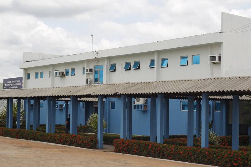 A Superintendência do Sistema Penitenciário do Estado (Susipe), através da Diretoria de Assistência Biopsicossocial (DAB) fechou uma parceria com o Centro de Perícias Renato Chaves (CPC) para viabilizar a redução do número de processos de perícias psiquiátricas demandadas por juízes. Já foram realizados dois mutirões de atendimento, onde foram feitas 23 perícias de uma demanda reprimida de mais de 50 casos. Até o fim de dezembro será realizado mais um mutirão. Os internos do sistema prisional do Estado que apresentam algum tipo de transtorno mental são encaminhados para o HGP (foto), que fica no Complexo Penitenciário de Santa Izabel. Atualmente, a unidade tem 83 vagas, mas atende 235 internos e internas da Susipe. Muitos apenados encaminhados para essa unidade sofrem com síndrome de abstinência de drogas e também é trabalho do psiquiatra diferenciar esses internos, não só para resolver uma questão de excedente de vagas, mas para também acelerar o processo dos presos que realmente têm algum transtorno mental, junto aos juízes.

FOTO: AKIRA ONUMA / ASCOM SUSIPE
DATA: 07.12.2018
SANTA IZABEL - PARÁ
 <div class='credito_fotos'>Foto: Akira Onuma / Ascom Susipe   |   <a href='/midias/2018/originais/b4ec4b15-8bee-465a-b14b-40aee5facb16.jpg' download><i class='fa-solid fa-download'></i> Download</a></div>