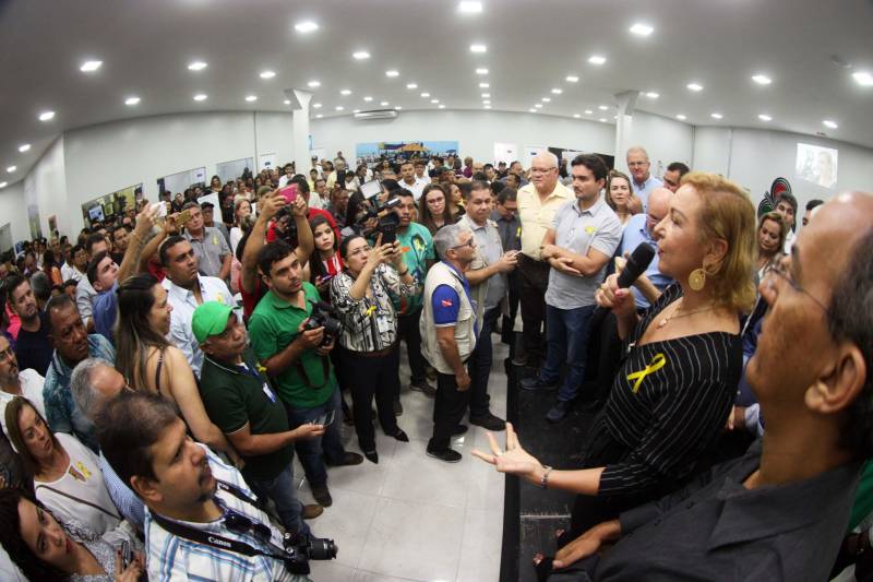 “Fiz questão de trazer minha filha para seu primeiro exercício de cidadania que é ter uma carteira de identidade, ainda mais em um local como este, que permite resolvermos várias pendências com mais conforto e praticidade”, comemorou o senhor Genival de Oliveira, 40 anos, pai da pequena Gabrielle, 8 anos. A família de seu Genival é uma das milhares que serão beneficiadas no município de Parauapebas, no sudeste paraense, com orientações e serviços de diversos órgãos estaduais em um único local: a Estação Cidadania. O espaço, localizado no Shopping Karajás, foi entregue oficialmente à população na manhã deste sábado (19). A cerimônia contou com a presença de secretários de Estado, parlamentares, entre outras autoridades locais. Esta é a segunda Estação Cidadania da região. A primeira é a de Marabá.
FOTO: THIAGO GOMES / AG. PARÁ
DATA: 19.05.2018
PARAUAPEBAS - PARÁ <div class='credito_fotos'>Foto: Thiago Gomes /Ag. Pará | <a href='/midias/2018/originais/b4edc790-de96-4625-8d48-c6bec3dea888.jpg' download><i class='fa-solid fa-download'></i> Download</a></div>
