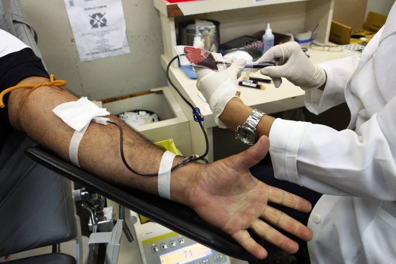 Um grande encontro de parcerias que levaram alegria, solidariedade com a doação de sangue na sede da Fundação Hemopa, no sábado (18), durante abertura da campanha “No carnaval use fantasia salva vidas. Doe sangue”, que até às 14h foi registrado o comparecimento de mais 300 voluntários.

FOTO: CARLOS SODRÉ / AG. PARÁ
DATA: 18.02.2017
BELÉM - PARÁ <div class='credito_fotos'>Foto: Carlos Sodré/Agência Pará   |   <a href='/midias/2018/originais/b4f1a94e-f9c1-4fc8-9c28-bfa34814fe70.jpg' download><i class='fa-solid fa-download'></i> Download</a></div>