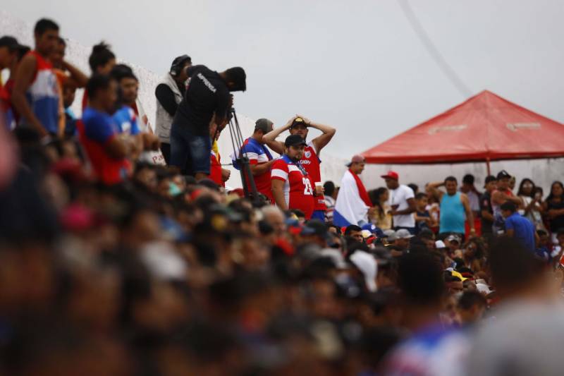 O Bragantino conquistou o terceiro lugar do Campeonato Paraense 2018 na tarde este sábado, 7. O Tubarão do Caeté recebeu o São Raimundo no Estádio Diogão e levou pelo placar de 1 x 0.
FOTO: THIAGO GOMES / AG. PARÁ
DATA: 07.04.2018
BRAGANÇA - PARÁ <div class='credito_fotos'>Foto: Thiago Gomes /Ag. Pará | <a href='/midias/2018/originais/b4f3756f-707d-42f4-aad7-5e67984648f0.jpg' download><i class='fa-solid fa-download'></i> Download</a></div>