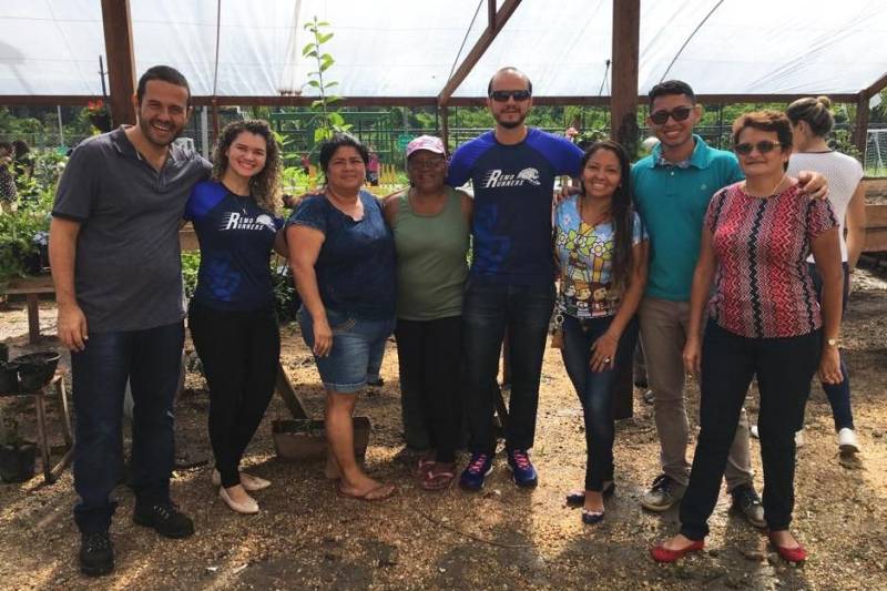 O Instituto de Desenvolvimento Florestal e da Biodiversidade (Ideflor-bio) e o grupo esportivo Remo Runners realizaram, nesta quinta-feira, oito de março, a entrega de equipamentos para a horta comunitária da Comunidade do Pantanal, localizada no Curió-Utinga, em Belém. A iniciativa é parte do projeto de contrapartidas firmado pelo Parque Estadual do Utinga com o grupo esportivo, o qual prevê a doação de equipamentos como uma compensação pela realização de eventos de esporte no Parque. Segundo o Gerente da Região Administrativa de Belém (GRB/Ideflor-bio) e diretor do Parque, Júlio Meyer, as propostas de contrapartida podem ser legalmente firmadas com quaisquer grupos esportivos que desejem realizar eventos no Parque e representam uma forma de garantir a preservação e o desenvolvimento da Unidade de Conservação. “Esses projetos firmados pelo Parque Estadual do Utinga se tornam catalisadores das ações de intervenção no próprio parque e também nas comunidades que vivem aqui pelos entornos. Eles ajudam a firmar não só os princípios de preservação das Unidades de Conservação, mas também mostram a responsabilidade que temos com a população que também usufrui da riqueza que esse espaço proporciona”, afirma.
FOTO: ASCOM / IDEFLOR
DATA: 08.03.2018
BELÉM - PARÁ <div class='credito_fotos'>Foto: ASCOM / IDEFLOR | <a href='/midias/2018/originais/b502c17d-ec3b-4b57-acd5-f3137dc2845e.jpg' download><i class='fa-solid fa-download'></i> Download</a></div>