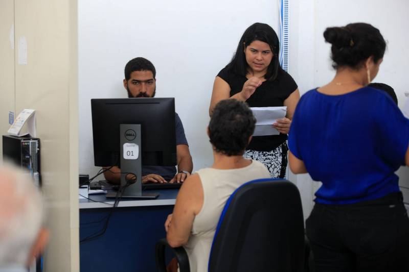 Diariamente, milhares de pessoas em todo o país enfrentam algum problema decorrente da relação de consumo. Ao todo, são realizados cerca de 100 atendimentos por dia no Procon da capital paraense (foto). Os atendimentos são por demanda espontânea, por meio de distribuição de senha, exceto casos de conciliação que são agendados.
FOTO: CARLOS SODRÉ / AG. PARÁ
DATA: 15.03.2018
BELÉM - PARÁ <div class='credito_fotos'>Foto: CARLOS SODRÉ / AG. PARÁ | <a href='/midias/2018/originais/b506415c-8963-497e-aadc-c8ae9edde26a.jpg' download><i class='fa-solid fa-download'></i> Download</a></div>
