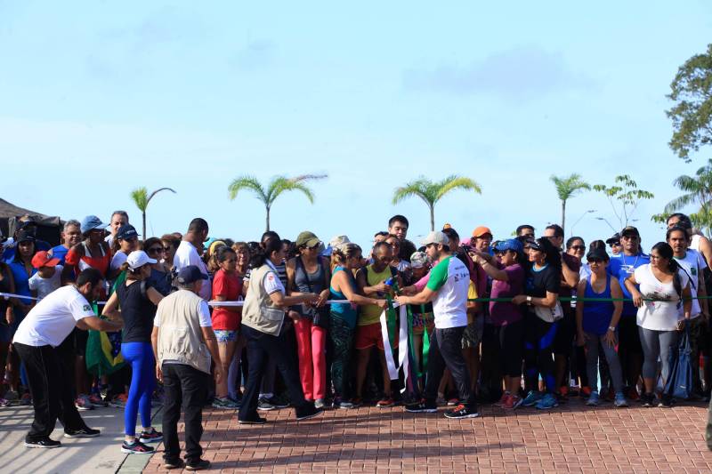 Uma reabertura feita a milhares de mãos. A fita inaugural colocada no inicio da trilha principal do Parque do Utinga foi rompida por mais de cinco mil pessoas ansiosas pelo inicio da caminhada, marcando o segundo dia da programação de reabertura do mais novo espaço paraense de lazer e interatividade com a natureza.
FOTO: MÁCIO FERREIRA / AG. PARÁ
DATA: 17.03.2018
BELÉM - PARÁ <div class='credito_fotos'>Foto: MÁCIO FERREIRA/ AG. PARÁ | <a href='/midias/2018/originais/b507ae1d-84c7-45cc-a299-3d7150136bb1.jpg' download><i class='fa-solid fa-download'></i> Download</a></div>