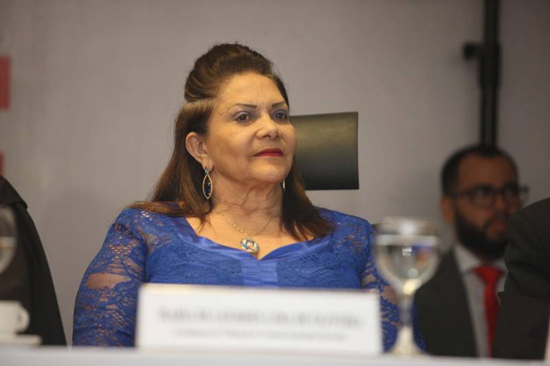 A Defensora Pública Geral, Jeniffer de Barros Rodrigues, foi reconduzida pelo Conselho Superior da Defensoria Pública do Estado do Pará para mais um biênio frente à Defensoria Pública do Estado do Pará. A 52ª Sessão Extraordinária do Conselho Superior ocorreu nesta terça-feira, 26 de junho, e foi presidida pelo Subdefensor Público Geral do Estado do Pará, Vladimir Koenig. Jeniffer de Barros Rodrigues foi reconduzida pelo Governador do Estado, Simão Jatene, por meio do decreto de 27 de março de 2018. A Defensora Pública Geral do Estado do Pará foi a candidata mais votada na eleição para o cargo, ocorrida em 09 de março de 2018, com 162 votos. A Sessão Solene contou com a presença de familiares, autoridades de Estado, membros da Gestão, defensores públicos e servidores da Defensoria Pública do Estado. Na foto, a Presidente do Tribunal de Contas do Estado do Pará, Maria de Lourdes Lima.
FOTO: MARCELO LELIS / AG. PARÁ
DATA: 26.06.2018
BELÉM - PARÁ <div class='credito_fotos'>Foto: Marcelo Lelis / Ag. Pará | <a href='/midias/2018/originais/b50a64f1-0f59-4c43-83ef-13e72d5c0521.jpg' download><i class='fa-solid fa-download'></i> Download</a></div>