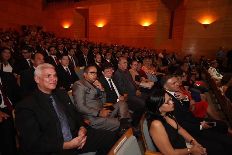 O Pará vai voltar a ter um delegado de polícia para cada município. A posse de 149 novos delegados da Polícia Civil, que aconteceu nesta segunda-feira (26) no Teatro Maria Sylvia Nunes, na Estação das Docas, vai garantir, com sobras, a cobertura completa dos 144 municípios do estado. Aprovados em concurso público, os novos delegados concluíram o curso de Formação da Polícia Civil do Pará no dia 15 deste mês. O curso foi o primeiro do Brasil a incluir sete disciplinas inéditas: Oratória, Atuação Policial frente aos Grupos Vulneráveis, Relacionamento com a Imprensa e Mídias Sociais, Abordagem Psicopatológica do Crime e da Violência, Investigação Financeira no Enfrentamento ao Crime de Lavagem de dinheiro, Noções Básicas de Enfrentamento às Fraudes Veiculares e Linguagem Brasileira de Sinais. O concurso aprovou ainda 300 investigadores, 180 escrivães e 20 papiloscopistas. Os novos policiais civis passaram por quatro meses de formação técnica e profissional na Acadepol. Com a nomeação, o próximo passo será a lotação dos novos servidores públicos nas unidades de Polícia Civil do estado, quando eles saberão em qual região do Pará trabalharão inicialmente.
FOTO: SYDNEY OLIVEIRA / AG. PARÁ
DATA: 26.02.2018
BELÉM - PARÁ <div class='credito_fotos'>Foto: Sidney Oliveira/Ag. Pará | <a href='/midias/2018/originais/b516fad7-b28b-4357-86df-655ac45b924e.jpg' download><i class='fa-solid fa-download'></i> Download</a></div>