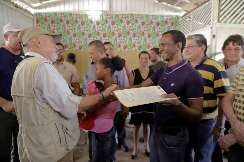 O título coletivo ratifica que 225 mil hectares de terra pertencem às 145 famílias remanescentes de quilombos que vivem em Cachoeira Porteira. A titulação ocorreu pela desafetação de parte das florestas estaduais (flotas) de Trombetas e Faro, aprovada pela Assembleia Legislativa do Pará e decretada pelo governador Simão Jatene. Na foto, o presidente da Associação de Moradores da Comunidade Remanescente de Quilombo de Cachoeira Porteira, Ivanildo Carmo de Souza (d).
FOTO: MÁRCIO NAGANO / SECOM
DATA: 03.03.2018
ORIXIMINÁ - PARÁ <div class='credito_fotos'>Foto: MÁRCIO NAGANO / SECOM | <a href='/midias/2018/originais/b51a506b-c4b7-4054-841a-4d8866cc94a4.jpg' download><i class='fa-solid fa-download'></i> Download</a></div>
