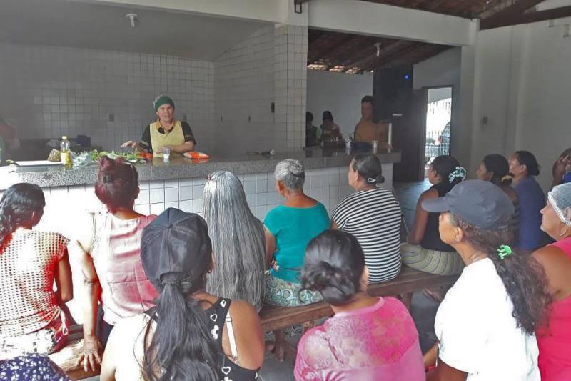 Uma agenda de atividades, que inclui oficinas e cursos (foto) de reaproveitamento de alimentos, faz parte do Programa de Assistência Técnica e Extensão Rural (Proater). Promovida pela Empresa de Assistência Técnica e Extensão Rural do Estado do Pará (Emater-Pará), em diversas comunidades da Região Metropolitana de Belém (RMB), a agenda é executada pela técnica em segurança alimentar e nutricional, Gilma Silva, especialista em alimentação alternativa, com ênfase no aproveitamento integral de alimentos. A agenda deste mês teve início no dia 3, com uma reunião no Centro de Referência em Assistência Social (Cras) Dom Zico. Na ocasião, 16 participantes, todos sem renda, conheceram os trabalhos da Emater e solicitaram o curso de reaproveitamento de alimentos. No dia 18 deste mês, 19 participantes do curso oferecido aprenderam a preparar arroz enriquecido e suco refrescante.
FOTO: ASCOM / EMATER
DATA: 22.04.2018
BELÉM - PARÁ <div class='credito_fotos'>Foto: ASCOM EMATER | <a href='/midias/2018/originais/b5312735-90f0-41bf-9ee4-b3cffb9a378d.jpg' download><i class='fa-solid fa-download'></i> Download</a></div>