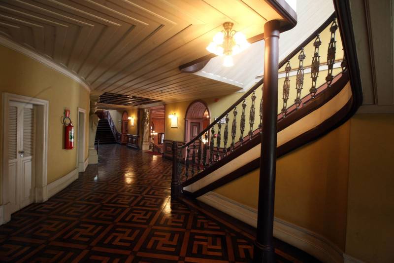 O aposentado Mário Printes, 74 anos, tem o costume de visitar o Theatro da Paz pelo menos uma vez ao mês. É apaixonado pela arquitetura e história do lugar e, se instigado, é capaz de falar horas sobre ele. Nesta quinta-feira (15), dia no qual o espaço completa 140 anos, o aposentado estava na fila para retirar o ingresso do concerto da Amazônia Jazz Band, que marcará, nesta mesma noite, o aniversário do prédio centenário. “Não poderia ficar de fora dessa programação. Seria como não prestigiar um amigo próximo e querido no dia do seu aniversário”, disse Mário. Com a regência do maestro Nelson Neves e a cantora Simone Almeida como convidada especial, o concerto “Celebrando Theatro da Paz e Waldemar Henrique” comemora o aniversário de 140 anos do teatro e 113 anos do maestro paraense – que nasceu na mesma data de fundação da casa. A entrada é gratuita e o espetáculo começa às 20 horas.
FOTO: SIDNEY OLIVEIRA / AG PARÁ
DATA: 15.02.2018
BELÉM - PARÁ <div class='credito_fotos'>Foto: Sidney Oliveira/Ag. Pará | <a href='/midias/2018/originais/b5353d87-255c-488f-9fd0-170bf8db51cf.jpg' download><i class='fa-solid fa-download'></i> Download</a></div>