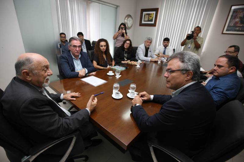 Governo do estado e Prefeitura de Belém assinaram nesta quinta-feira (19), um convênio para reforçar as ações de limpeza urbana na capital. O convênio, no valor de mais de R$35 milhões, foi assinado pelo governador Simão Jatene e o prefeito Zenaldo Coutinho, no Palácio do Governo. Os trabalhos devem iniciar, por volta de 30 dias, gerando trabalho e renda para cerca de 800 pessoas. A secretária extraordinária de Municípios Sustentáveis, Izabela Jatene e o secretário de Saneamento de Belém, Cláudio Mercês, participaram da assinatura do convênio. Não é uma deferência especial à Belém, disse o governador Simão Jatene, mas parte de uma agenda de governo. “A crise econômica brasileira, que ainda não passou, dificultou a vida de estados e municípios”, afirmou o governador. “Como o estado se encontra em situação menos dramática, tem o dever institucional de minimizar problemas municipais”, explicou.
FOTO: ANTÔNIO SILVA / AG PARÁ
DATA: 19.04.2018
BELÉM - PARÁ <div class='credito_fotos'>Foto: ANTONIO SILVA / AG. PARÁ | <a href='/midias/2018/originais/b53a60ea-9b99-4ae4-b41d-c8c24b99984e.jpg' download><i class='fa-solid fa-download'></i> Download</a></div>