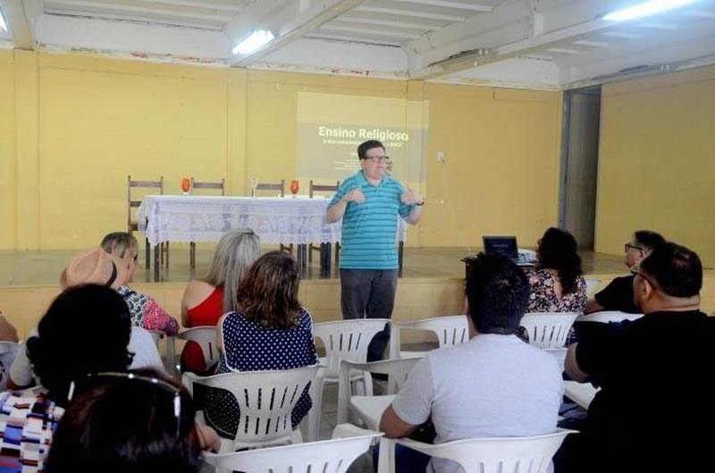 A Secretaria de Estado de Educação (Seduc), por meio da Unidade Seduc na Escola (Use 1), promoveu na quarta-feira (5), o “I Encontro da Base Nacional Comum Curricular (BNCC) do Ensino Religioso na Docência”. A programação aconteceu nas dependências da Escola Estadual de Ensino Fundamental e Médio Ruy Paranatinga, localizada no bairro de Val de Cans, em Belém. O evento (foto) contou com a presença de gestores, professores e pedagogos da Rede Estadual de Ensino, e teve na programação a palestra do Pós-Doutor em Ciência da Religião pela PUCSP, Sérgio Junqueira. "O objetivo é trazer para o professor que está em sala de aula essa proposta, que agora é Lei. É necessário informar o que será trabalhado em sala de aula, para que a criança entenda o Ensino Religioso e passe ter um papel social", explicou.

FOTO: ASCOM SEDUC
DATA: 06.12.2018
BELÉM - PARÁ <div class='credito_fotos'>Foto: ASCOM SEDUC   |   <a href='/midias/2018/originais/b54418f3-9180-4f8e-bc45-8ba8c73f5df7.jpg' download><i class='fa-solid fa-download'></i> Download</a></div>