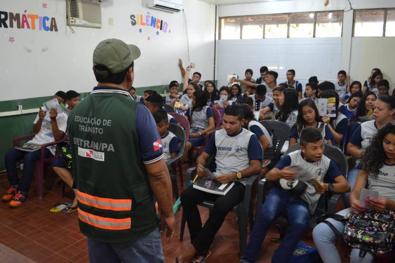 Ainda como parte da Operação Semana Santa 2018, agentes de educação do Departamento de Trânsito do Estado (Detran) estiveram na tarde desta segunda-feira, 2, na Escola Municipal de Ensino Fundamental Zara Trindade, onde realizaram palestras para cerca de 120 estudantes do município de Marapanim, localizado a 168 quilômetros da capital.
FOTO: ASCOM DETRAN
DATA: 02.04.2018
MARAPANIM - PARÁ <div class='credito_fotos'>Foto: ASCOM DETRAN | <a href='/midias/2018/originais/b54465d6-ee25-433b-8a43-f4dcd4e79d1e.jpg' download><i class='fa-solid fa-download'></i> Download</a></div>