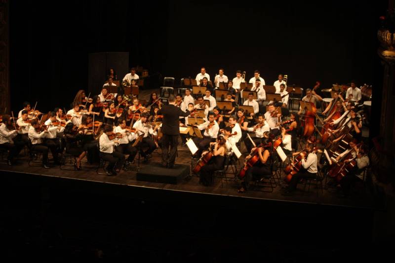 Durante mais de uma hora a Orquestra Sinfônica Carlos Gomes (OSCG) interpretou um repertório considerado difícil, com longas sinfônias, que exigiu um grande esforço de todos.
FOTO: CARLOS SODRÉ / AG. PARÁ
DATA: 02.05.2016
BELÉM - PARÁ <div class='credito_fotos'>Foto: Carlos Sodré/Agência Pará | <a href='/midias/2018/originais/b5462a9f-1101-44e5-b9e5-b93ef37e270a.jpg' download><i class='fa-solid fa-download'></i> Download</a></div>