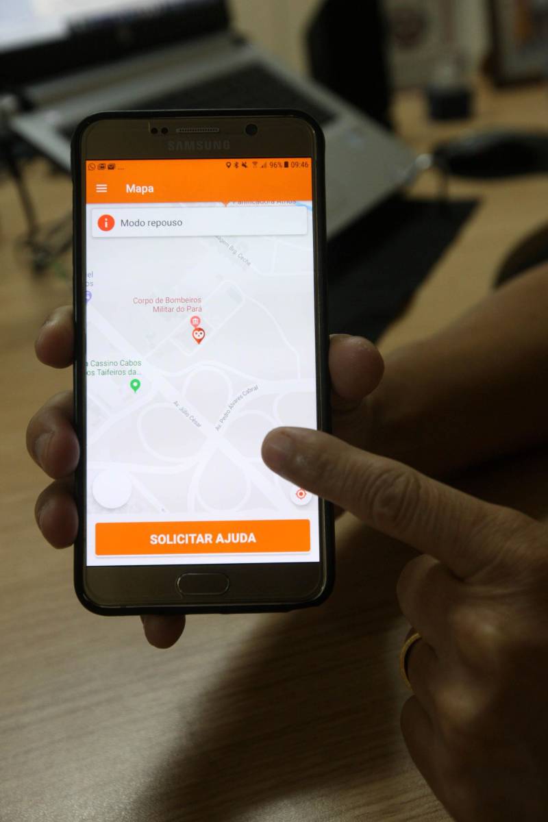 O Sistema Estadual de Segurança Pública conta cada vez mais com a tecnologia para levar serviços à população. Este ano, entre as novidades estão os dois aplicativos para celular e tablet que o Corpo de Bombeiros Militar do Pará (CBMPA) está lançando na Operação Verão 2018. São eles o Praia Segura e Emergência APP (foto). “Esses aplicativos vão ajudar para que possamos prestar um serviço cada vez melhor à população, com mais rapidez e qualidade, sempre visando à segurança dos veranistas nesse período de férias. Queremos, principalmente, diminuir o tempo resposta nos casos de acidentes de trânsito, e facilitar a vida dos pais que perdem seus filhos nas praias”, explicou o coronel, Andrei Vicente da Costa, diretor de Telemática e Estatística do Corpo de Bombeiros.
FOTO: SIDNEY OLIVEIRA / AG. PARÁ
DATA: 27.06.2018
BELÉM - PARÁ <div class='credito_fotos'>Foto: Sidney Oliveira/Ag. Pará | <a href='/midias/2018/originais/b554e026-30c3-4dc5-b861-42c4566c9b7d.jpg' download><i class='fa-solid fa-download'></i> Download</a></div>
